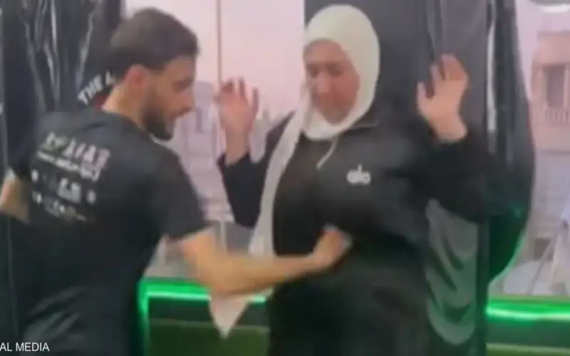 فيديو لمدرب يوجه لكمات قوية لفتيات يثير جدلا في لبنان